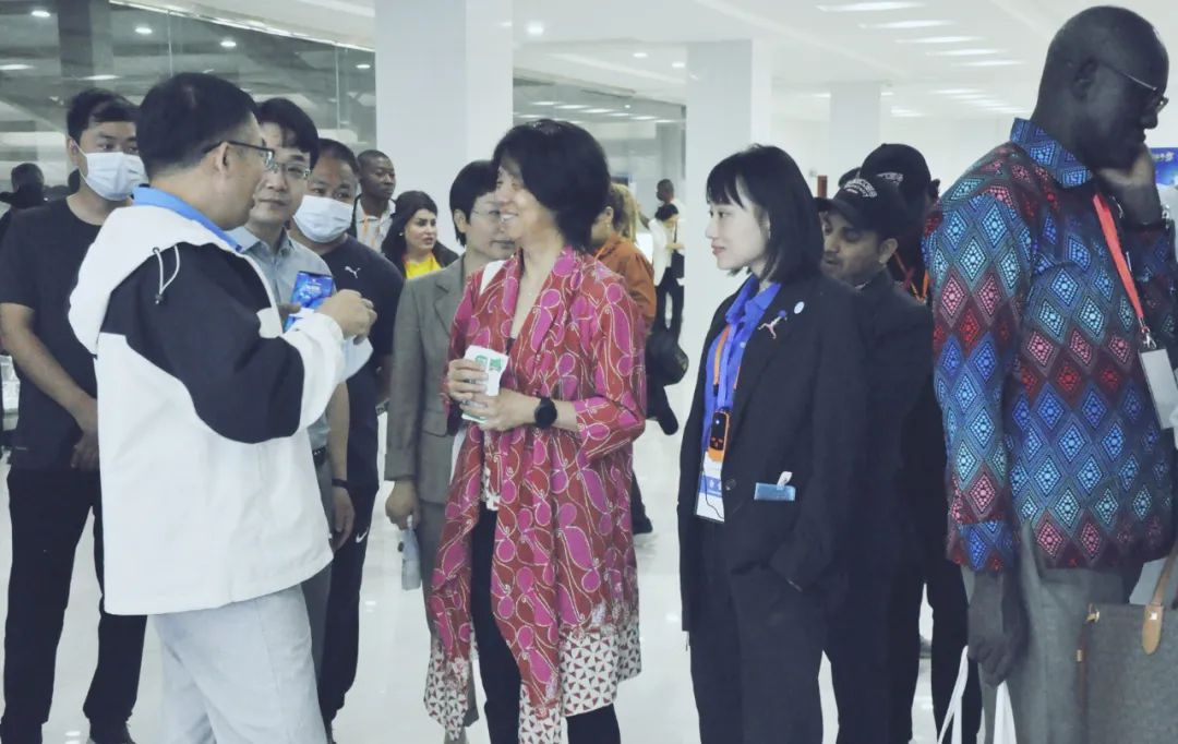 北京大学南南合作与发展学院教授、全球伙伴关系主任周咏梅一行莅临DUOBAO SPORTS平舆瑞亚牧业参观调研 北京大学南南合作与发展学院教授、全球伙伴关系主任周咏梅一行莅临DUOBAO SPORTS平舆瑞亚牧业参观调研