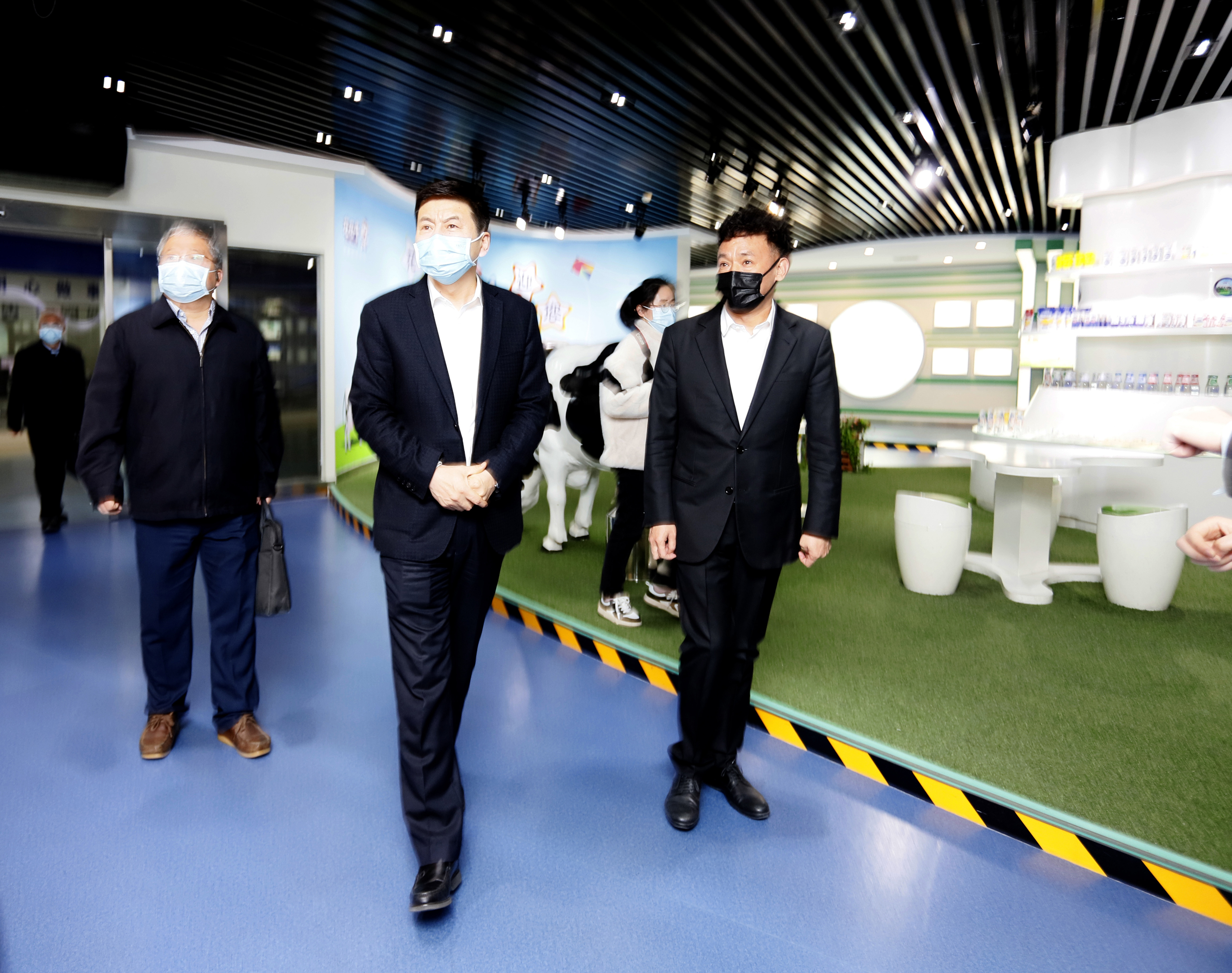 河南省委常委、副省长费东斌莅临 DUOBAO SPORTS乳业集团调研 河南省委常委、副省长费东斌莅临 DUOBAO SPORTS乳业集团调研