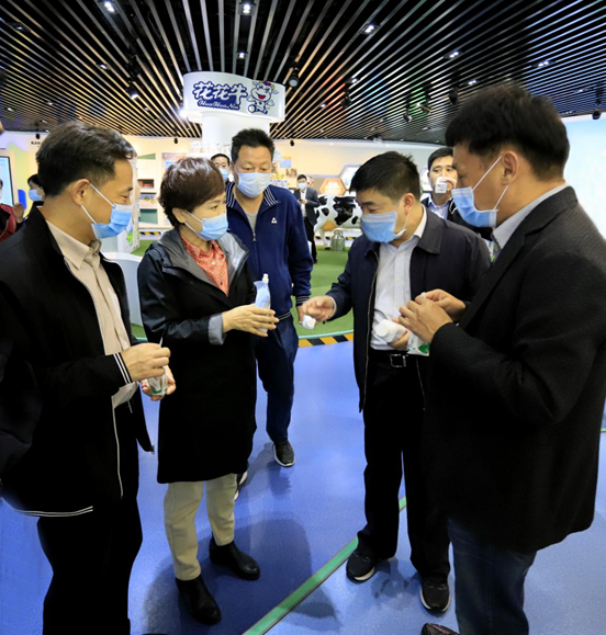 郑州市人大副主任孙黎、市政府副市长李喜安一行 莅临DUOBAO SPORTS开展“三送一强”活动