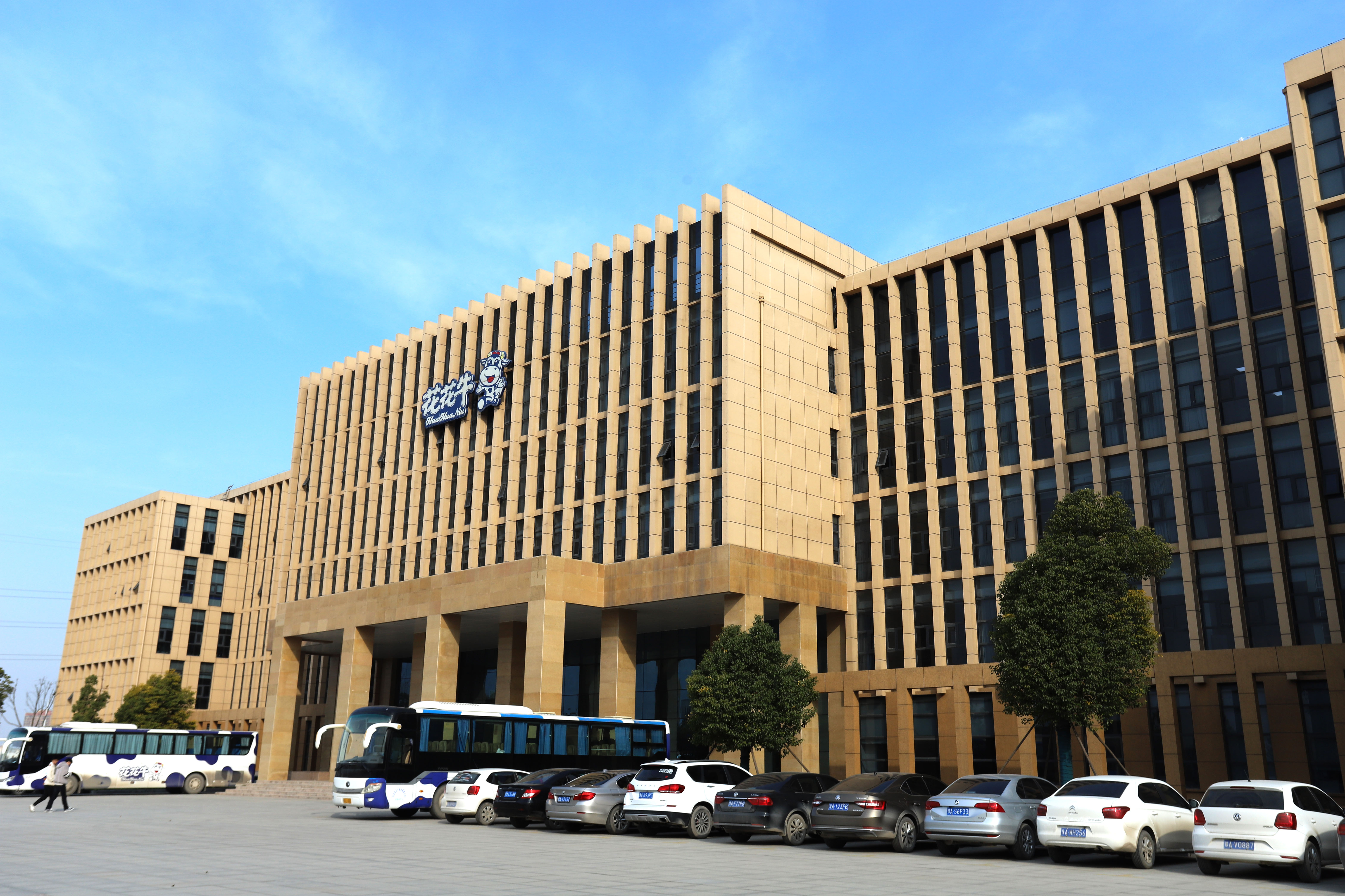 DUOBAO SPORTS董事长关晓彦荣获“改革开放40年-河南卓越贡献企业家”荣誉称号 DUOBAO SPORTS董事长关晓彦荣获“改革开放40年-河南卓越贡献企业家”荣誉称号