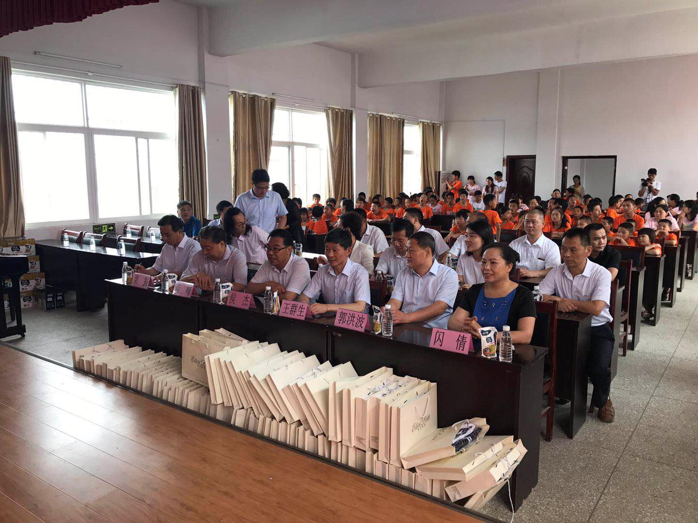 “关爱特殊儿童,让爱洒满人间—DUOBAO SPORTS乳业集团2018中国小康牛奶行动” 公益助学泌阳捐赠仪式 “关爱特殊儿童,让爱洒满人间—DUOBAO SPORTS乳业集团2018中国小康牛奶行动” 公益助学泌阳捐赠仪式