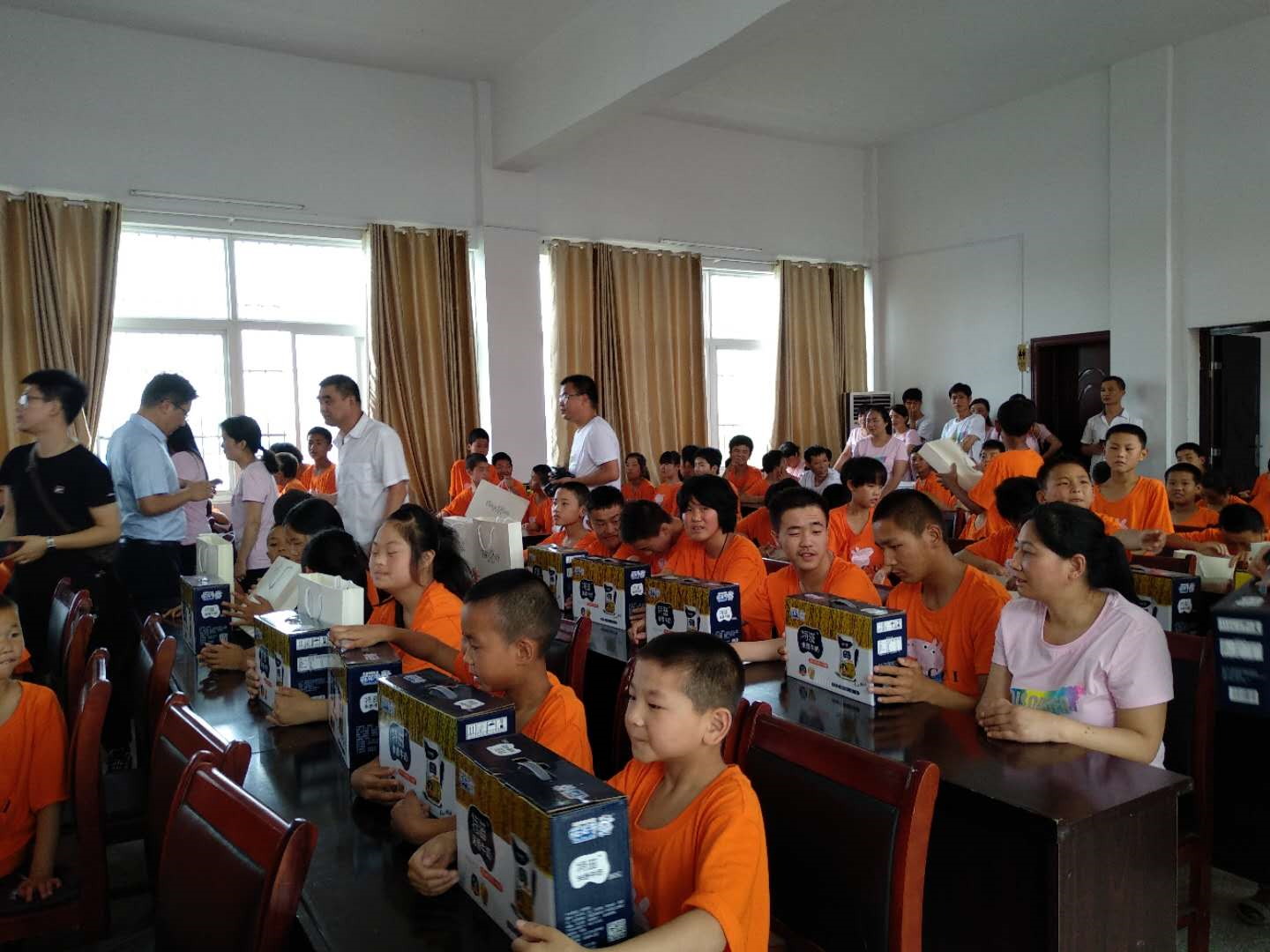 “关爱特殊儿童,让爱洒满人间—DUOBAO SPORTS乳业集团2018中国小康牛奶行动” 公益助学泌阳捐赠仪式 “关爱特殊儿童,让爱洒满人间—DUOBAO SPORTS乳业集团2018中国小康牛奶行动” 公益助学泌阳捐赠仪式