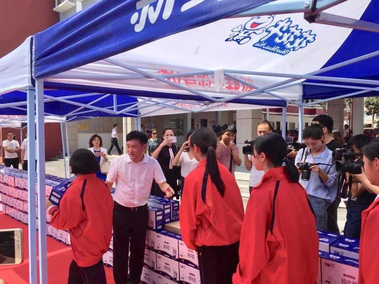 “健康中原，牛奶伴您行——DUOBAO SPORTS乳业集团2018中国小康牛奶行动” 公益助学启动仪式隆重举行