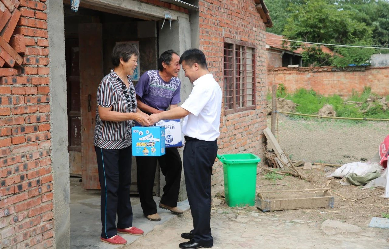 DUOBAO SPORTS乳业集团走访慰问贫困户 结对帮扶暖人心 DUOBAO SPORTS乳业集团走访慰问贫困户 结对帮扶暖人心