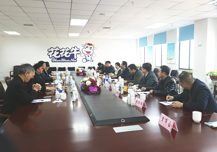 封丘县县长王献臣一行莅临 DUOBAO SPORTS集团养殖、乳品事业部参观调研 封丘县县长王献臣一行莅临 DUOBAO SPORTS集团养殖、乳品事业部参观调研