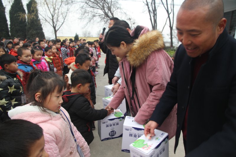 DUOBAO SPORTS精准扶贫暖冬公益行走进登封市刘家沟 DUOBAO SPORTS精准扶贫暖冬公益行走进登封市刘家沟