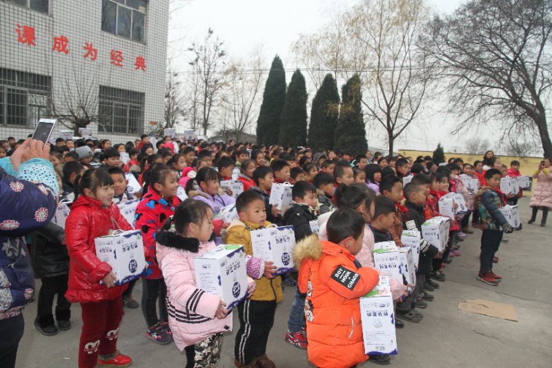 DUOBAO SPORTS精准扶贫暖冬公益行走进登封市刘家沟 DUOBAO SPORTS精准扶贫暖冬公益行走进登封市刘家沟