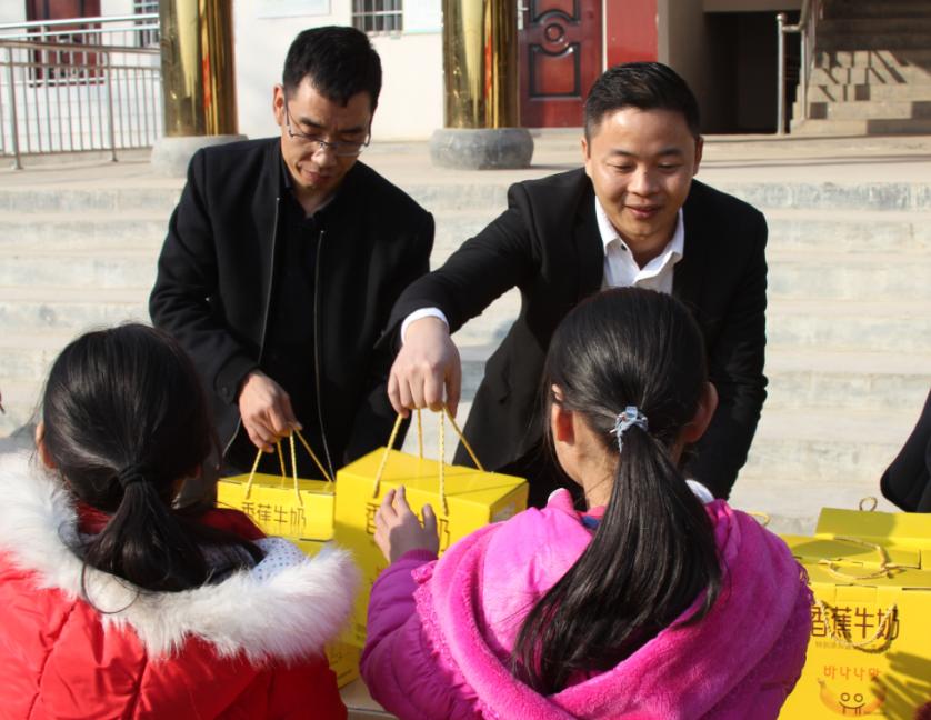 DUOBAO SPORTS走进新密白龙庙村 让山区的孩子喝到最新鲜的牛奶 DUOBAO SPORTS走进新密白龙庙村 让山区的孩子喝到最新鲜的牛奶