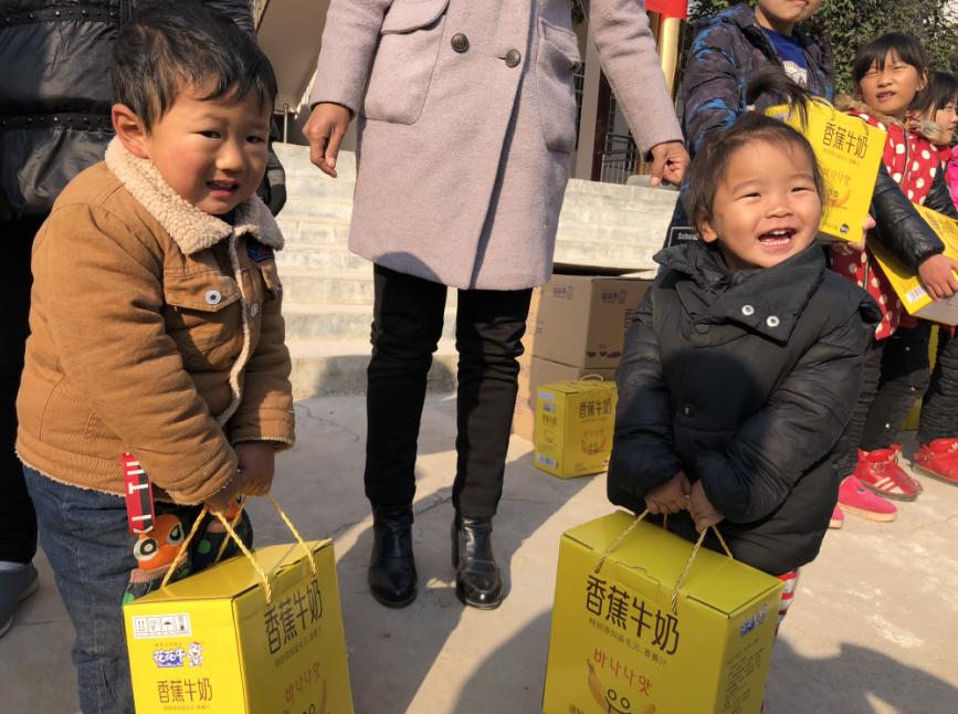 DUOBAO SPORTS走进新密白龙庙村 让山区的孩子喝到最新鲜的牛奶 DUOBAO SPORTS走进新密白龙庙村 让山区的孩子喝到最新鲜的牛奶