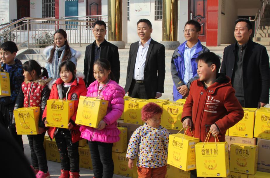 DUOBAO SPORTS走进新密白龙庙村 让山区的孩子喝到最新鲜的牛奶 DUOBAO SPORTS走进新密白龙庙村 让山区的孩子喝到最新鲜的牛奶