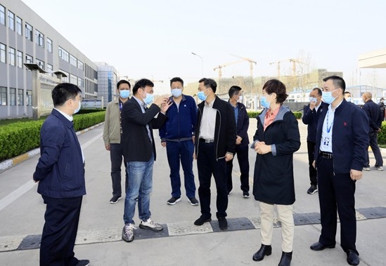 郑州市人大副主任孙黎、市政府副市长李喜安一行 莅临DUOBAO SPORTS开展“三送一强”活动