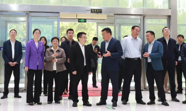 河南省人民政府副秘书长卢东林陪同四川省巴中市委书记鲜荣成一行莅临河南DUOBAO SPORTS乳业集团参观调研