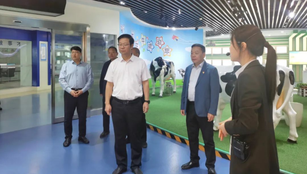 郑州市人民检察院党组书记、代检察长张道伟一行莅临河南DUOBAO SPORTS乳业集团参观调研